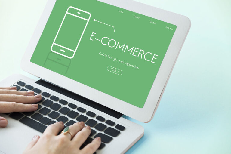 illustrazione notebook con schermo aperto e rappresentazione sito e-commerce