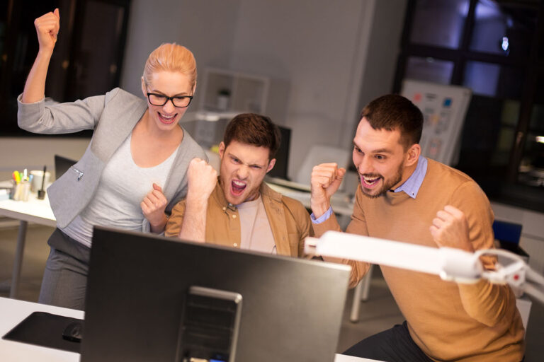 team che esulta per successo in ufficio