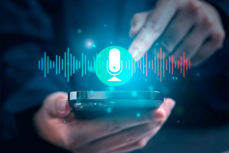 una persona possesso di un telefono con un icona di registrazione del microfono