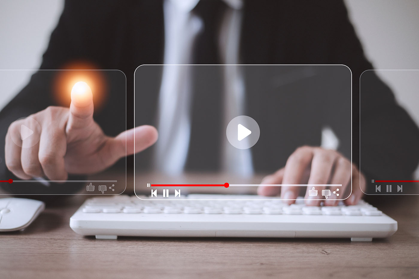uomo che utilizza mouse e tastiera per lo streaming online di video su concerti live o tutorial su internet