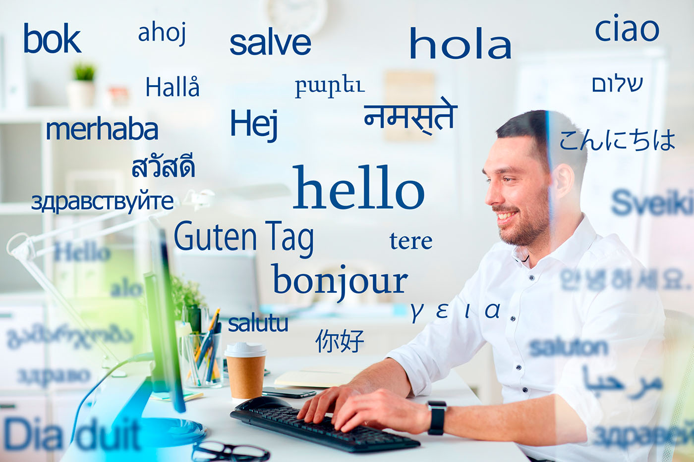 uomo con computer su parole lingue straniere